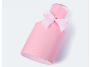 女性のためのピンクの香りのボトル